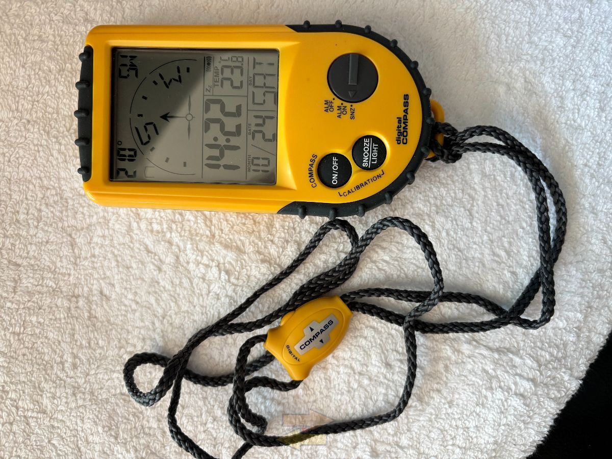 Compas digital KH 4009 – Reloj, termómetro, alarma y calendario